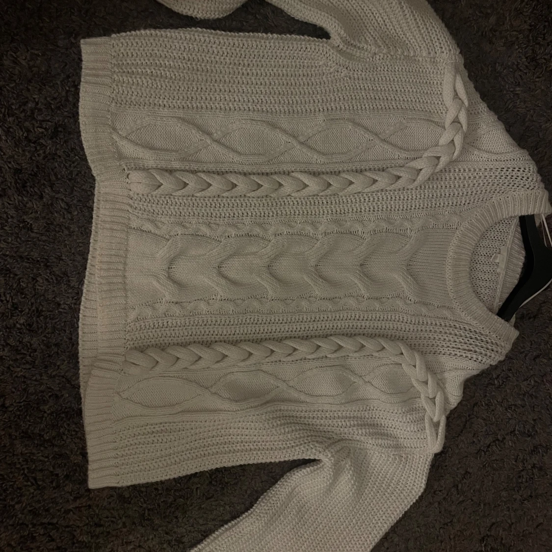 Vit stickad tröja med flätmönster - 90