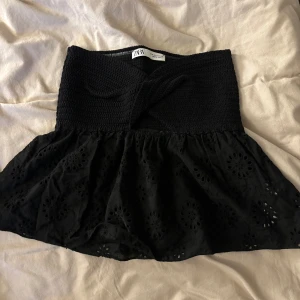 Svart kjol från Zara - Säljer en superfin svart topp från Zara i storlek M. Perfekt för både vardag och fest! 