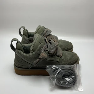 Uggs  - Hej! Säljer nu dessa nästan helt nya uggs. Skorna är anvödna 1 gång utan defekter. Skorna görs inte och är slutsålda överallt. Hör av dig vid frågor!