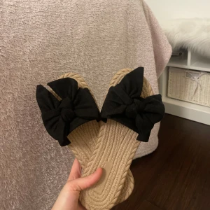 Tofflor - Helt oanvända storlek 39. Säljer exakt samma i beige också 🫶