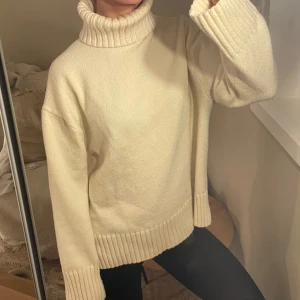 Krämvit polotröja från H&M - Mysig krämvit stickad polotröja med slitsar på sidorna, från H&M . Tröjan är storlek s men passar också m. Perfekt för vintern💕