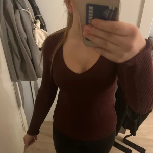 Vin röd trendig tröja - Nyskick vinröd tröja jätte fin å verkligen inne🌹