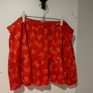 Röd kjol med fjärils-mönster - Oanvänd kjol från h&m i strl XL