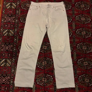 Vita Levis 501 jeans - Säljer ett par klassiska vita Levis 501 jeans. Rak passform och storlek W34 L36 men är snarare w32 L34.