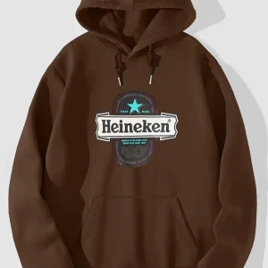 Brun hoodie med Heineken-tryck - Snygg brun hoodie med Heineken-logga på framsidan. Perfekt för avslappnade dagar. Den har en klassisk känguruficka och justerbar huva med dragsko.