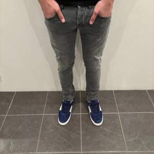 Dondup jeans George  - Dondup jeane George. Trendigaste jeansen på marknaden, ny skick |ny pris 4000kr|mitt pris 1099kr.