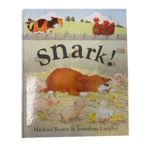 Snark! - En charmig barnbok med titeln 'Snark!' av Michael Rosen och Jonathan Langley. Omslaget visar en lantlig scen med en stor brun hund som sover omgiven av små gula kycklingar, grisar och en katt. Perfekt för högläsning och att upptäcka djurens värld på gården.
