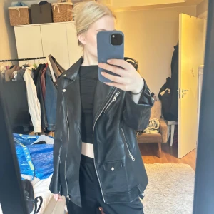 Svart skinnjacka från Stradivarius  - Säljer en snygg svart skinnjacka i oversize modell.  Inte använd så mycket så den är i bra skick. Passar bra till både vardag och fest!