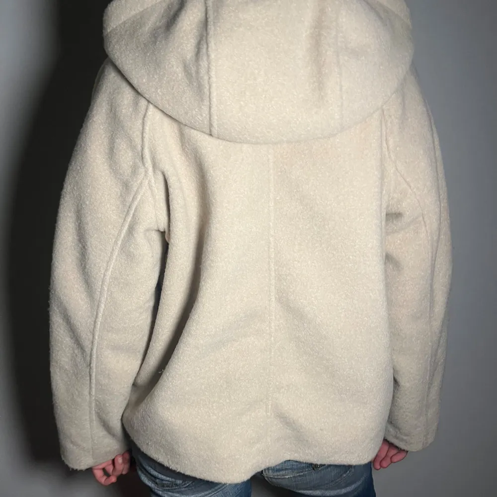 Supersöt populär beige kappa eller jacka från Zara Barn, motsvarar storlek XS/S!! Funkar jättebra på vintern med en tjocktröja under🥰 Köpt förra året så går inte att hitta längre. Jackor.