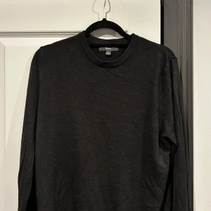 Svart crewneck - Säljer en stilren svart tröja från M&S. Tröjan har en klassisk rund halsringning och långa ärmar, perfekt för en minimalistisk look. Passar bra till både vardag och mer uppklädda tillfällen.