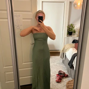 Den populära balklänningen i grön (helt ny) - Säljer nu en helt ny balklänning, den populära klänningen som trendar på TikTok fast i grön, samma klänning som den gula på sista bilden fast i grön. Säljer för 900 eller högsta bud, nypris 1499kr. Säljer då jag köpte likadana storlekar av misstag, den är i storlek S, den är sann i storleken. Skriv om du har några funderingar🥰✨