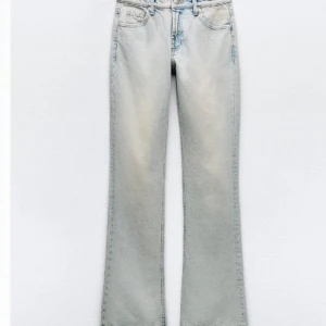 Ljusblå bootcut jeans - Supersnygga jeans med medelhög/låg midja. Finns ej att köpa längre på zara. Storlek 36 men passar även en 38 möjligtvis. Lite slitna i hälarna då de va lite för långa för mig (168cm). Men annars bra skick!
