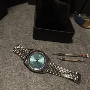 Seiko Mod datejust. Ny, aldrig använd! 39mm stål, automatisk nh35. Moddad klocka. Klocklåda och länk verktyg medföljer. Tveka inte skriva vid frågor/fler bilder