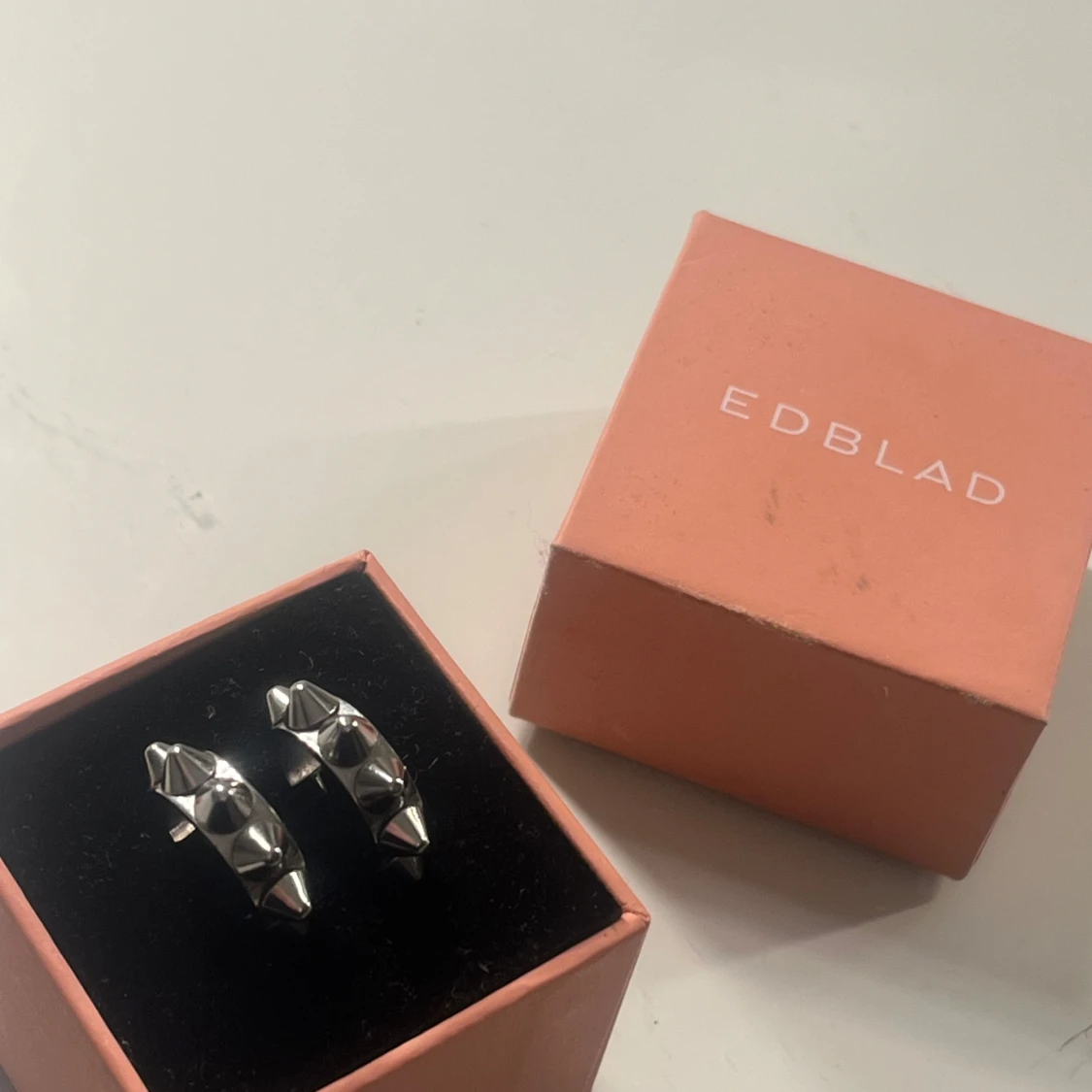 Örhängen med nitar från Edblad - 91