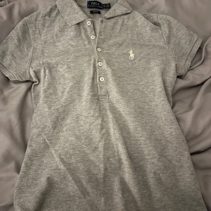 Grå polo ralph lauren pike - Finns inga tecken på använding, säljer då jag rensar garderoben.