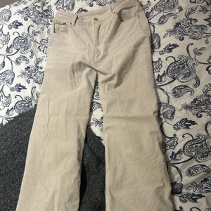Beigea manchesterbyxor - Säljer ett par snygga beigea manchesterbyxor i bra skick.💕