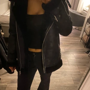 Svart skinnjacka med pälsfoder - Säljer en snygg svart skinnjacka med mjukt pälsfoder. Kommer verkligen att hålla dig varm nu till vinter. Pris kan diskuteras och skriv för frågor!🥰