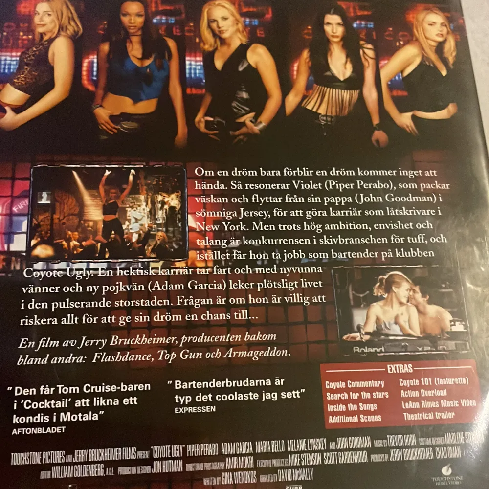 Säljer en DVD av filmen 'Coyote Ugly'. Det är en romantisk komedi från 2000 med Piper Perabo i huvudrollen. Filmen handlar om Violet som flyttar till New York för att förverkliga sina drömmar. Perfekt för en filmkväll med vänner! Skivan är i bra skick och fodralet är helt.. Böcker.