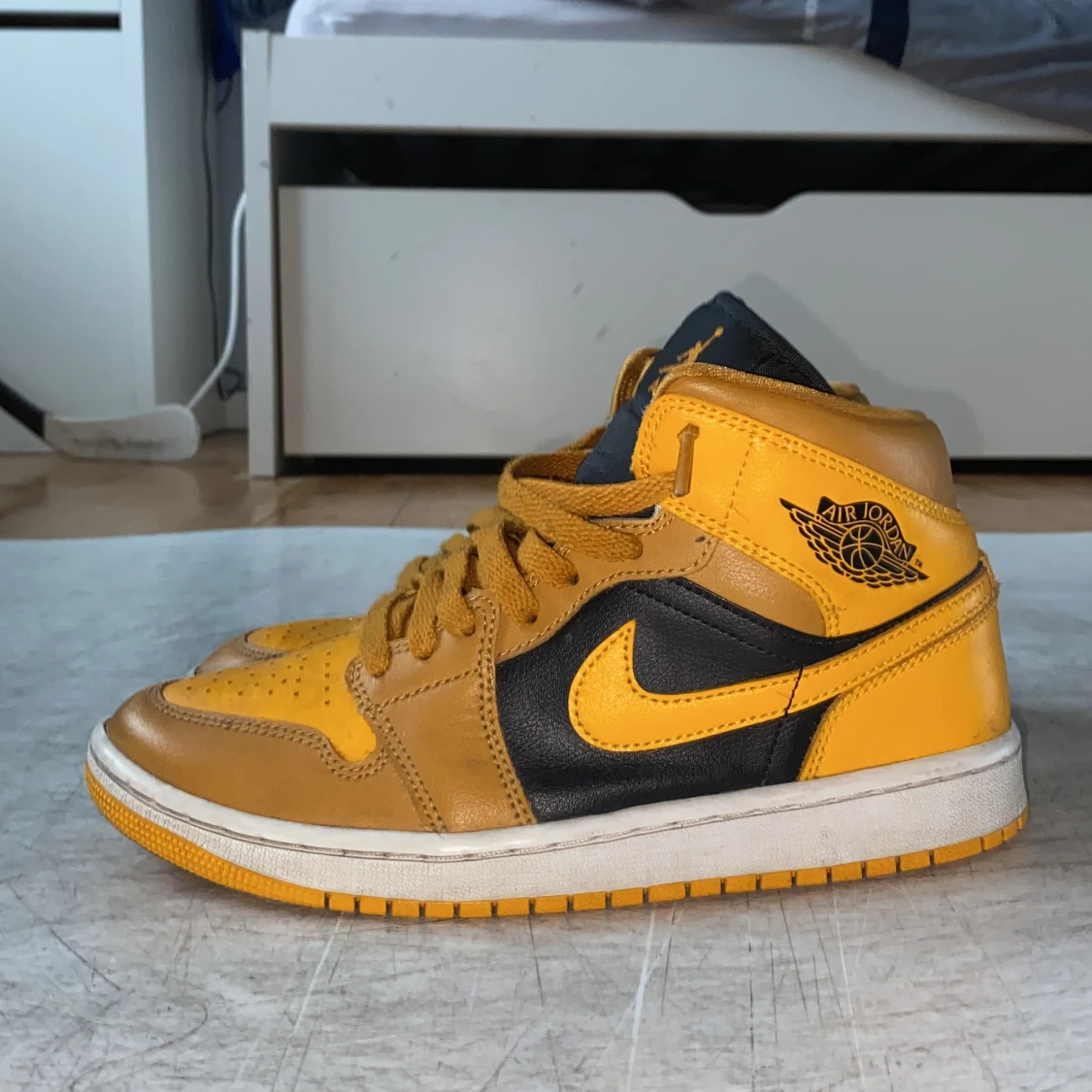 Nike Air Jordans 1 i gult och svart - 92