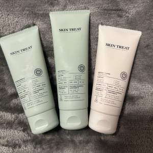 Tre olika hudvårdsprodukter från Skin Treat. En anti-blemish behandling, en instant firming body serum och en dryness repair all-in-one cream. De innehåller naturliga ingredienser som zink och ekologisk olja. Perfekt för att återfukta, balansera och stärka huden.