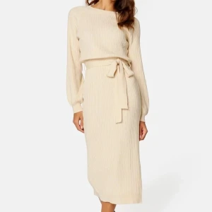 Stickad klänning  - Säljer en superfin light beige stickad klänning från Bubbleroom. Perfekt för höst och vinter, klänningen är både bekväm och chic, perfekt för både vardag och fest! Den är i mycket bra skick, använt två gånger bara. Vid frågor och bilder kontakta mig🫶🏽💕