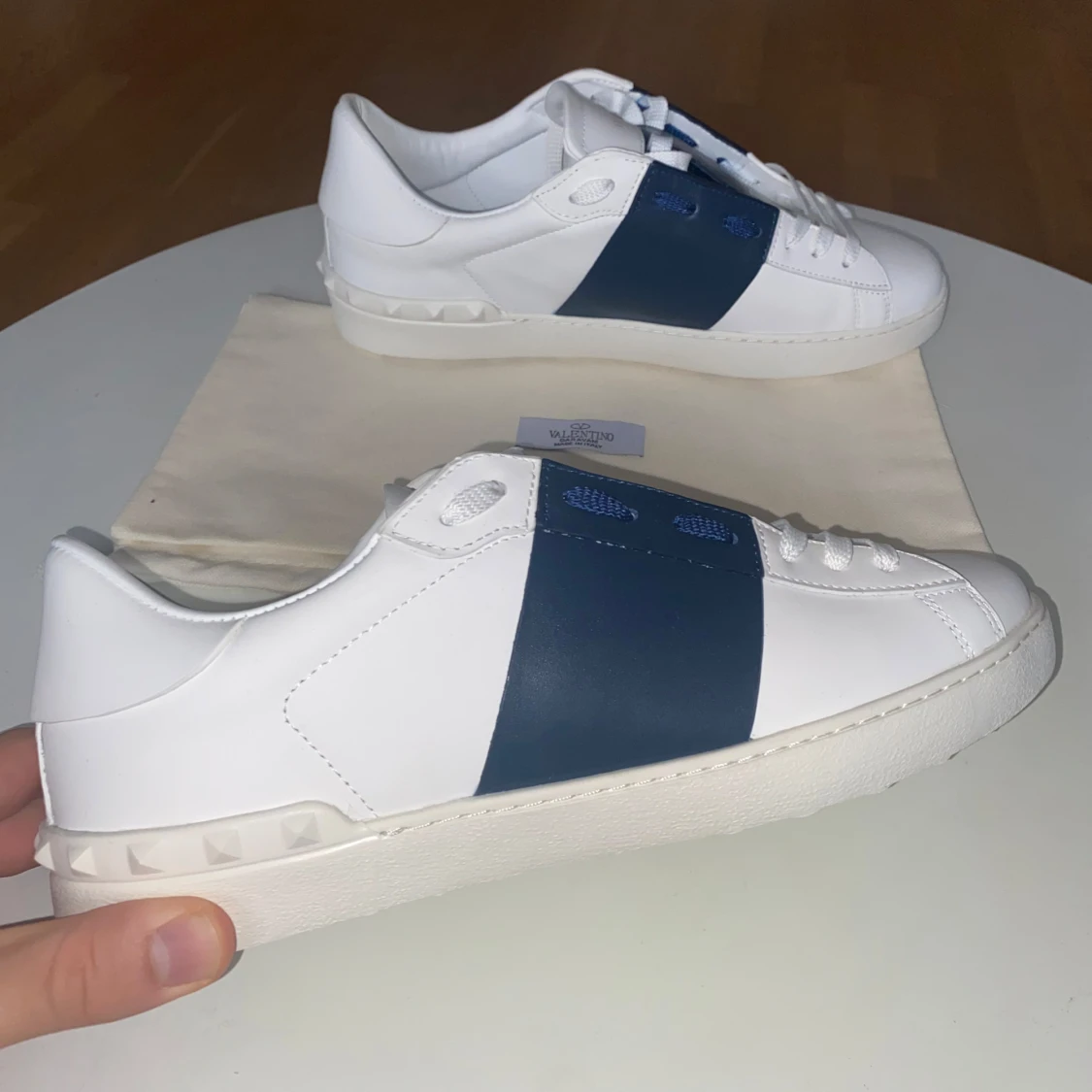 Valentino sneakers i vitt och blått - 90
