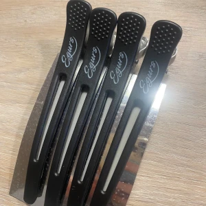 Hårklämmor - 4 stycken hårklämmor som är perfekt för att få undan håret vid tex sminkning. Köpte dem som ett ännu större pack och dessa behövs inte. Dem är 11cm långa.