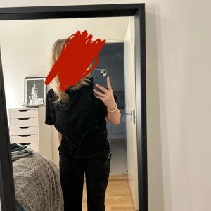 Lågmidjade kostymbyxor VERA - Hej! Säljer mina älskade kostymbyxor från Bikbok i modellen VERA. Tyvärr passar de inte längre men de har varit sparsamt använda så defekter på byxorna finns inte! 🙌🏼 Nypris: 500kr