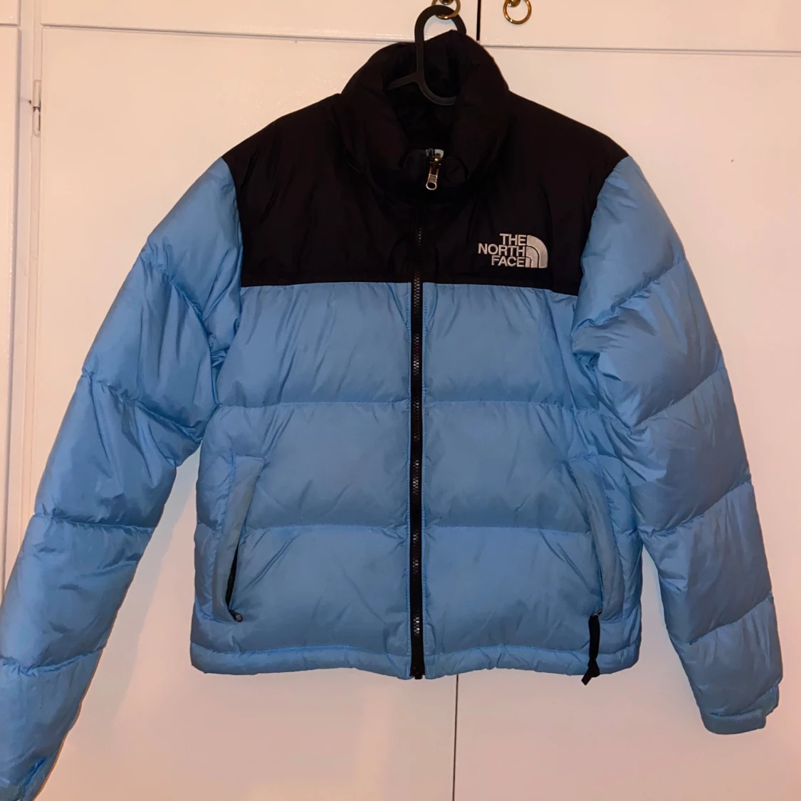 Blå pufferjacka från The North Face - 90