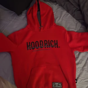 Röd hoodie från Hoodrich - Säljer en snygg röd hoodie från Hoodrich med svart logotyp på bröstet och ryggen.  Använd otroligt få gånger 