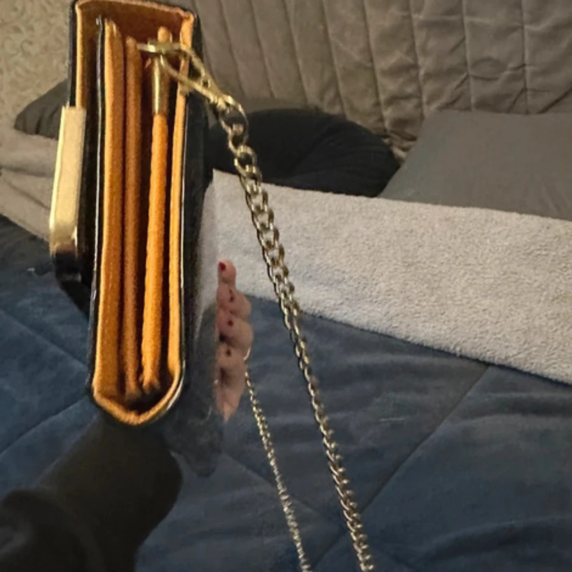 Svart glansig kuvertväska med kedja - 91