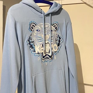 Ljusblå hoodie från Kenzo - Snygg ljusblå hoodie från Kenzo. Endast testat i storlek m/s. 