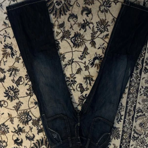 Mörkblå jeans från Diesel - Säljer ett par mörkblå jeans från Diesel med klassisk femficksdesign och kontrastsömmar. Size 14