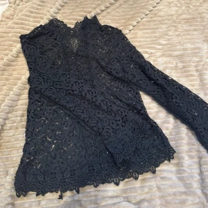 Svart spetsblus från Zara - Snygg svart spetsblus från Zara med långärmad design. 