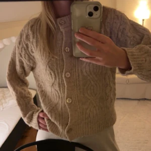 Beige stickad kofta från Zara - Mysig beige stickad kofta från Zara i storlek 164 men passar även som S. Perfekt för höst och vinter, säljer för 300kr!