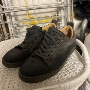 Loubs skor  - Ett par loubs skor som är storlek 42,5 box följer med.