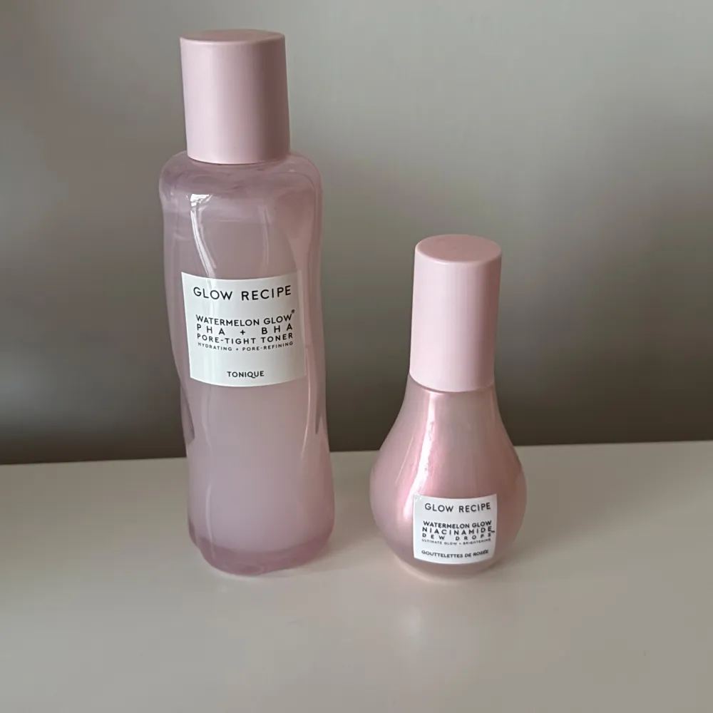 Säljer ett set från Glow Recipe med Watermelon Glow PHA + BHA Pore-Tight Toner och ett serum. Köpta sommaren 2023 men använda en gång . Skönhet.