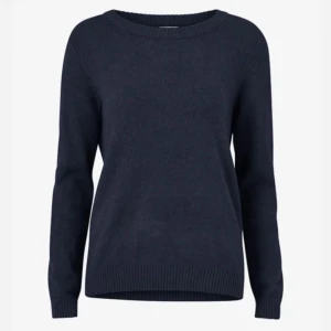 Mörkblå stickad tröja - Säljer en mysig mörkblå stickad tröja. Perfekt för kyliga dagar med sin klassiska design och bekväma passform. Tröjan har långa ärmar och ribbade kanter vid ärmslut och nederkant. Passar både till vardags och lite finare tillfällen. Storlek s men passar xs och m 