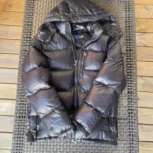 Ralph Lauren Jacka - Säljer en snygg jacka från Ralph Lauren i storlek M. Jackan är i perfekt skick och är bara använd ett fåtal gånger. Trendig och perfekt nu till vintern! Priset är inte hugget i sten så kom gärna med bud!