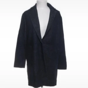 Svart kappa från Zara Trafaluc - Snygg svart kappa i premium denim från Zara Trafaluc. Den har en klassisk design med långa ärmar och en stilren look. 