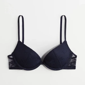 Bh h&m - Så fin marinblå super push up-bh i spets, i nyskick med lapp kvar! Inga defekter, säljer då jag beställde fel storlek💕nypris 199kr