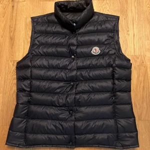 MONCLER VÄST - Tja! Säljer en snygg clean moncler väst! Självklart äkta, kom privat för mer önskemål av bilder på västen tags osv❤️💯strl S  Skick 9/10 OBS enligt oss för liten för dem som är över 182 68 kg! Äktenhetsverifering finns kan gå ner rejält i pris vid snabb äffär 