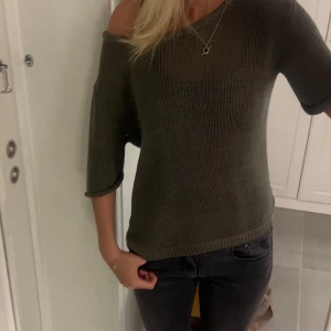 Olivgrön stickad tröja från H&M - Säljer en olivgrön stickad tröja från H&M. Tröjan har trekvartsärmar och en avslappnad passform. Använt fåtal gånger❤️