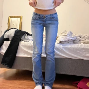Jeans  - Midjemått 39cm, innerbenslängd 83cm😙