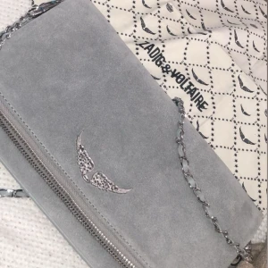 Zadig&Voltaire - Säljer min mockagrå Zadig&Voltaire väska då den inte kommer till användning längre. Skicka privat för fler bilder. Den har ett kortare samt längre band, super praktisk och rymlig 🩶
