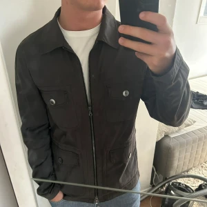 Oscar Jacobsson jacka  - Mörkgrön Oscar Jacobsson jacka! Riktigt snygg och stilren. Är som ny och har knappt används. Storlek M 