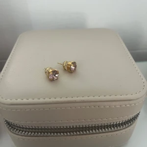 Guldörhängen med rosa stenar - Eleganta guldörhängen med gnistrande rosa stenar från Caroline svedbom. Knappt använda. 💕