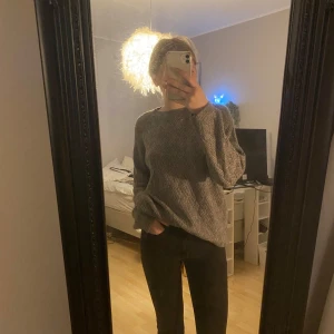 Grå stickad tröja från Esmara - Mysig grå stickad tröja från Esmara med ett subtilt mönster. Perfekt för kyliga dagar med sin bekväma passform och långa ärmar. En stilren och enkel design som passar till det mesta.