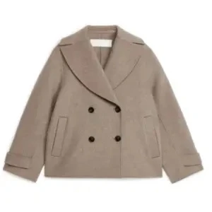 Beige kappa - Snygg beige kappa med dubbelknäppning och breda slag. Perfekt för höst och vår men ocksp nu t vintern. Den ör endast använd en gång. Pris kan diskuteras  