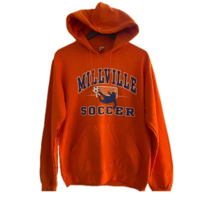 Vintage Millville Hoodie! - Snygg orange hoodie med tryck av 'Millville Soccer. USA VINTAGE - Cond 8-10 Storlek M.